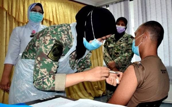Pengambilan suntikan vaksin bagi anggota TDM adalah diwajibkan terutamanya sebelum melaksanakan sesuatu penugasan kecuali kepada anggota yang tidak layak menerima vaksin. - Foto Bernama