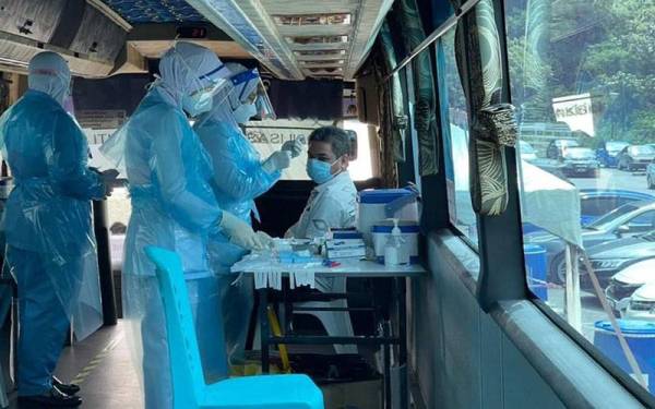 Petugas pasukan hadapan Kementerian Kesihatan Malaysia (KKM) bersedia melakukan vaksinasi kepada penduduk pada Program Outreach Mobilisasi Vaksin Komuniti (MOVAK). - Gambar fail