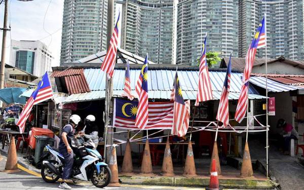 Pemilik premis perniagaan ini mempamerkan sifat patriotisme dengan memasang Jalur Gemilang di hadapan kedainya menjelang Hari Kebangsaan ke- 64 pada tinjauan di ibu kota hari ini.