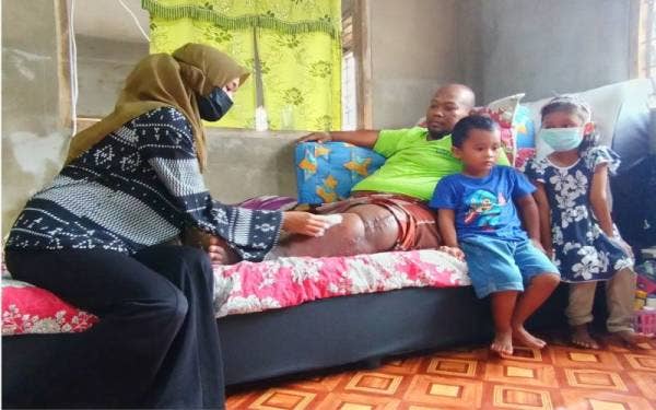 Akibat penyakit dialaminya, badan Mohammad Rosli membesar tiba-tiba menyebabkan dia kini hanya terlantar di atas katil dan dibantu isterinya, Nur Hidayu di rumah sewa mereka di Kampung Parit Air, Rantau Panjang.