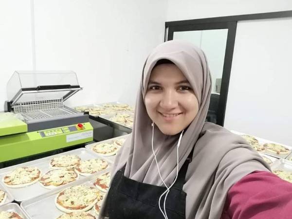 Sharifah Zahida di kilang pizanya iaitu Pizza Bite.