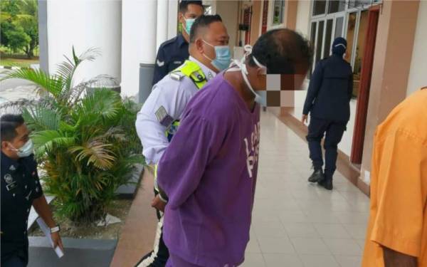 Suspek dibawa ke Mahkamah Majistret Seri Manjung pada Selasa bagi mendapatkan perintah reman untuk membantu siasatan pihak polis terhadap kemalangan maut yang berlaku pada 21 Ogos lalu.