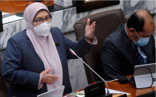 Dr Siti Mariah (kiri) ketika menjawab soalan pada hari pertama Persidangan Penggal Keempat DUN Selangor Yang Ke-14 di Bangunan Dewan Negeri Selangor pada Selasa. - Foto Bernama