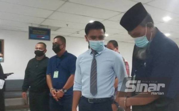 Ketiga-tiga tertuduh mengaku tidak bersalah ketika dihadapkan ke Mahkamah Sesyen Kuala Terengganu pada Selasa.