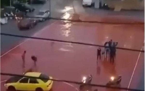 Rakaman kes pergaduhan di Perumahan Awam DBKL, Setapak Jaya, Kuala Lumpur pada Ahad.