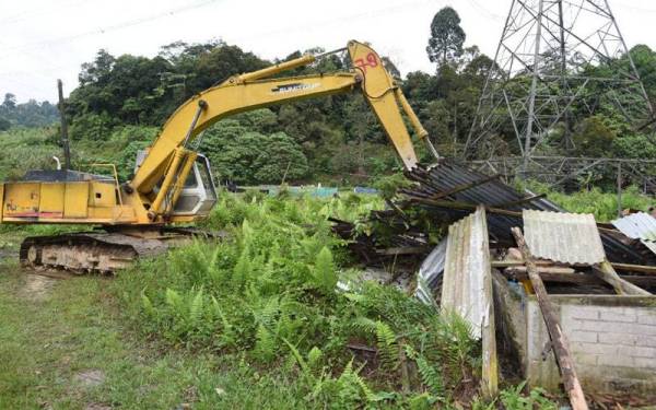 JPNS merobohkan sejumlah binaan yang didirikan di HSK Templer di sini pada Selasa.