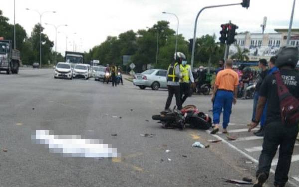 Kemalangan babitkan sebuah treler dan motosikal yang dinaiki mangsa di simpang Jabatan Pengangkutan Jalan-PPV PLAK, Sungai Petani.
