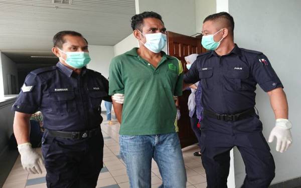 Tertuduh (tengah) dikenakan hukuman penjara 10 tahun dan satu sebatan oleh Mahkamah Sesyen Melaka pada Rabu kerana mencabul seorang warga emas.