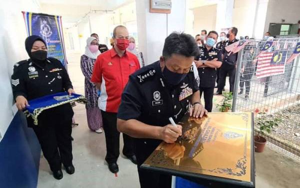 Hazani ketika merasmikan Tadika Kemas Al-Ghazali di IPK Sabah, Kota Kinabalu.