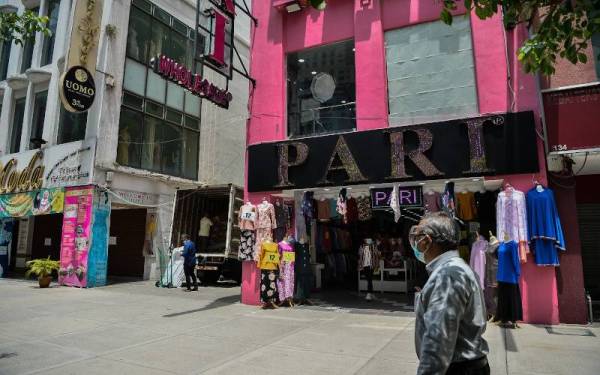 Kedai pakaian di sekitar Jalan Tunku Abdul Rahman kembali dibuka selepas dibenarkan beroperasi. - Foto Bernama