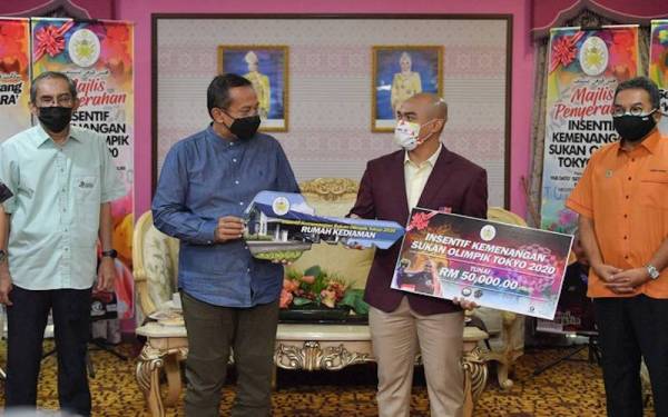 KUALA TERENGGANU, 25 Ogos -- Menteri Besar Datuk Seri Dr