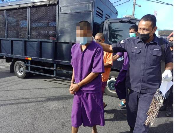 Suspek (kiri) lelaki berusia 28 tahun yang dibawa ke Mahkamah Majistret Bachok pada Rabu bagi mendapatkan perintah reman.