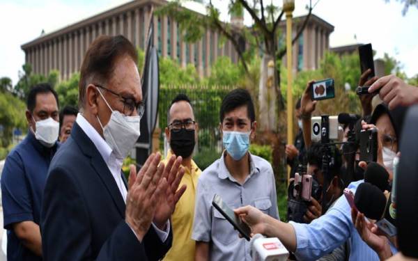 Anwar ketika ditemui pemberita selepas mengadakan pertemuan dengan Perdana Menteri di bangunan Perdana Putra, Putrajaya pada Rabu. - FOTO: BERNAMA