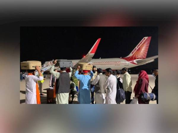 India telah memindahkan orang dari Kabul sejak Taliban mengambil alih Kabul pada 15 Ogos lalu. - Foto Arindam Bagchi/ Twitter