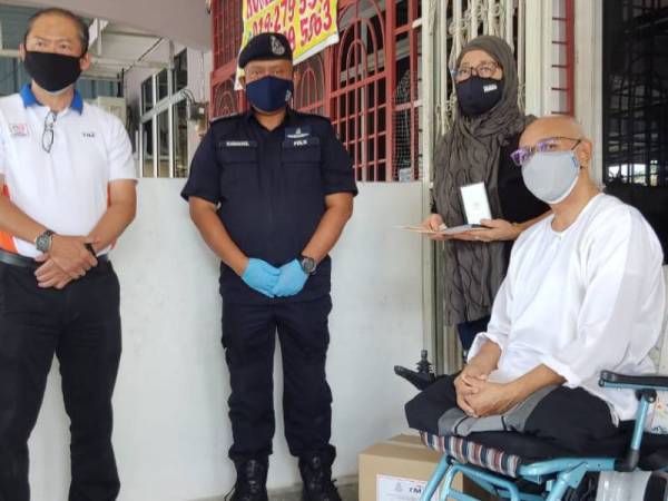 Kamarul Zaman (dua dari kiri) hadir menyampaikan sumbangan sijil penghargaan dan Pingat Jasa Pahlawan Negara kepada pesara polis, Abdul Shukur Abdul, 60 (kanan) di Taman Jati, Kuala Nerang pada Rabu.