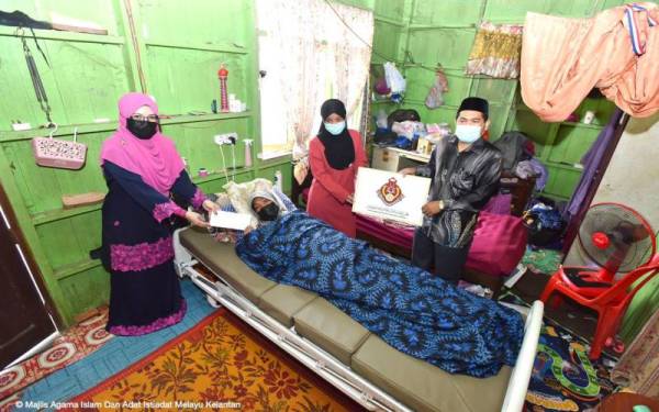 MAIK turun padang menyampaikan bantuan zakat dan wakaf katil kepada Wan Zainah Wan Yaakob yang sudah setahun terlantar akibat menderita kanser usus di Jalan Sekolah Kebangsaan Kor, Kota Bharu.