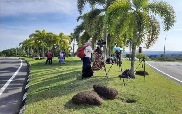 Pengamal media berada di pekarangan luar Istana Sultan Abdullah Aziz seawal jam 9 pagi Khamis.