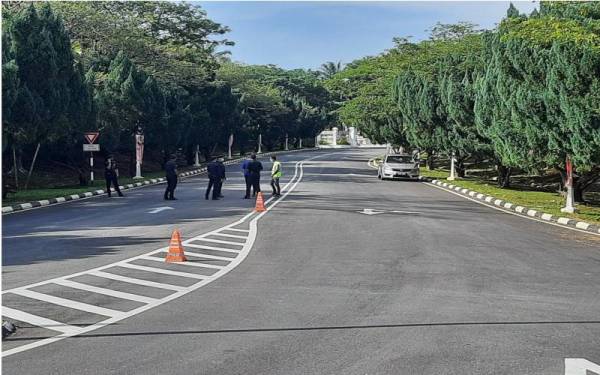 Anggota polis berada di pekarangan luar Istana Sultan Abdullah Aziz seawal 9 pagi Khamis.