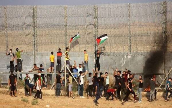 Gambar fail menunjukkan penduduk Palestin berhimpun di sempadan Gaza dengan Israel pada 21 Ogos lalu. - Foto AFP