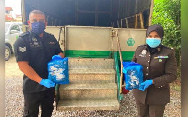 Maqis Kelantan menyerahkan 600kg keratan ayam sejuk beku yang telah dilucutkan hak kepada Penjara Penor, Pahang pada Rabu.