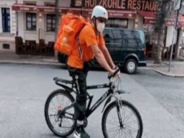 Syed Ahmad Saadat mengayuh basikal menjadi pekerja penghantar makanan di Leipzig, Jerman baru-baru ini. - Foto Twitter