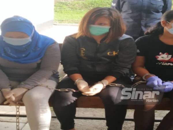 Tertuduh, Noorhaszieda (dua dari kiri) dihadapkan ke Mahkamah Majistret Kulai pada Khamis atas pertuduhan menyebabkan kematian seorang lelaki yang juga rakannya, 16 Ogos lalu.