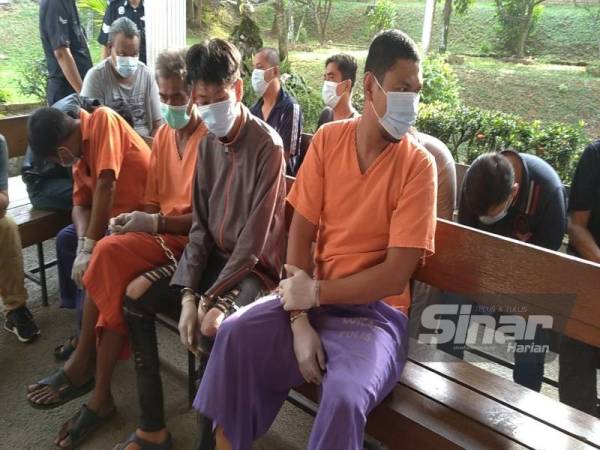 Tertuduh, Mohd Hafize (kanan), Wei Cong (dua dari kanan) dan Awalludin (tiga dari kanan) dihadapkan ke Mahkamah Majistret Kulai atas pertuduhan menyebabkan kematian seorang lelaki yang juga rakan mereka, 16 Ogos lalu.