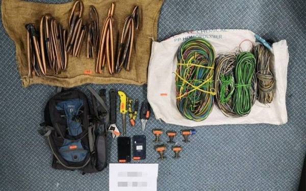 Kabel elektrik dan tembaga turut ditemui di luar tembok di Pangkalan Tentera Udara Diraja Malaysia (TUDM) Kuala Lumpur pada Rabu.