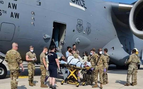 Ibu bapa Reach dalam penerbangan dari pangkalan di Qatar selepas meninggalkan Afghanistan pada Sabtu. - Foto Twitter Air Mobility Command