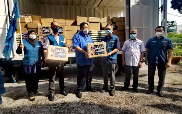 Eddin Syazlee (empat dari kanan) menyerahkan kotak bakul prihatin kepada David pada Pelancaran Ziarah Prihatin Perikatan Nasional (PN) Negeri Sembilan.