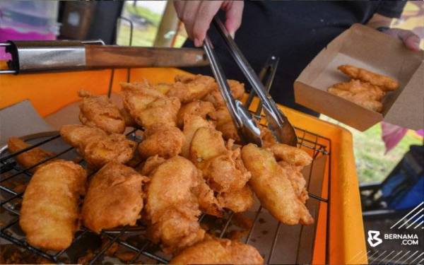 Pisang goreng yang memberi pulangan lumayan kepada tiga siswa Universiti Teknologi Mara (UiTM). - Foto Bernama