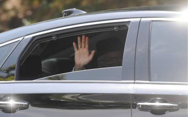 Ismail Sabri Yaakob melambai kepada pengamal media ketika hadir ke di Istana Abdulaziz bagi menghadap Yang di-Pertuan Agong Al-Sultan Abdullah Ri'ayatuddin Al-Mustafa Billah Shah hari ini dipercayai bagi mempersembahkan senarai nama Kabinet bagi perkenan Seri Baginda. -Foto Bernama