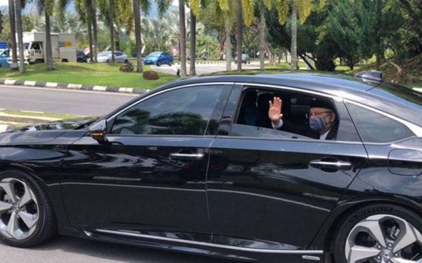 Kenderaan membawa Datuk Seri Ismail Sabri Yaakob dilihat keluar meninggalkan Istana Abdulaziz di Kuantan, Pahang pada jam 1.38 tengah hari selepas lebih dua jam berada di istana. - Foto Bernama