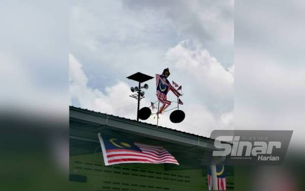 Replika orang berbasikal yang dipasang di bumbung Masjid Al Azim Taman Semarak menarik perhatian.