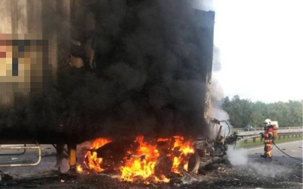 Anggota dari BBP Bukit Gambir memadamkan kebakaran sebuah treler di Kilometer 145.9 Lebuhraya Utara-Selatan, Bukit Gambir, Tangkak pada Khamis.