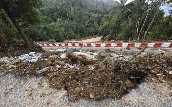 Runtuhan di Kilometer 8 laluan naik ke Gunung Jerai. Foto Bernama