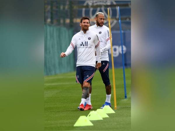 Messi dan Neymar antara tonggak penting PSG ketika menjalani sesi latihan di Camp des Loges Paris Saint-Germain,, Saint-Germain-en-Laye pada 19 Ogos lalu. - Foto AFP