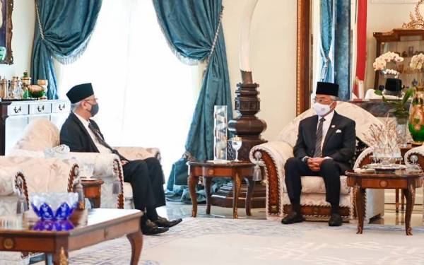 Seri Paduka Baginda berkenan menerima persembahan senarai anggota Jemaah Kabinet baharu dari Ismail Sabri di Istana Abdulaziz di Kuantan, Pahang pada Khamis. - Foto Istana Negara