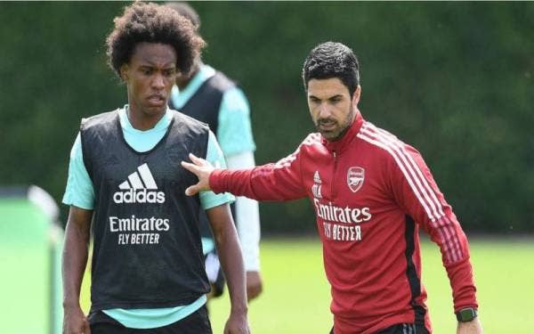 Arteta (kanan), bersama pemain Arsenal pada sesi latihan. -Foto gettyimages