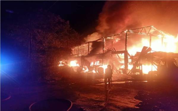 Lapan deretan bengkel musnah dalam kejadian kebakaran di Jalan Tanjung Api, Padang Lalang di sini pada awal pagi Jumaat.