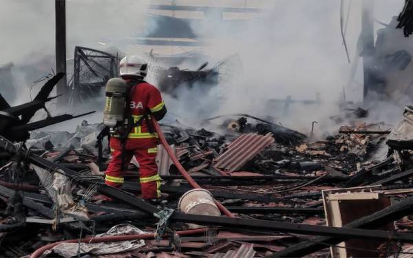 Operasi memadam kebakaran mengambil masa lebih tiga jam.