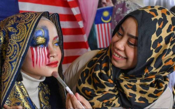 Faridatul menyemarakkan sambutan Hari Kebangsaan apabila menggunakan kemahiran solekan yang dimiliki untuk melukis Jalur Gemilang pada wajah modelnya.