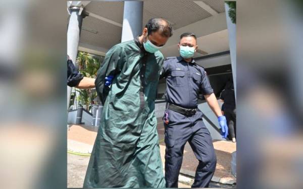 Mohamad Haslam (kiri) tidak mengaku bersalah di Mahkamah Sesyen Melaka pada Jumaat kerana mencederakan pelajar OKU.