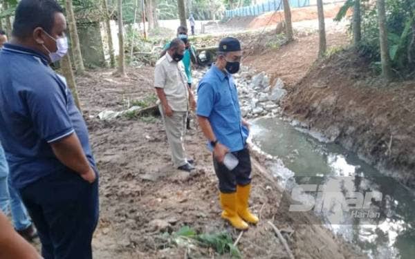 Bakri (tengah) ketika meninjau kawasan ladang ternakan ayam di Gemencheh baru-baru ini.