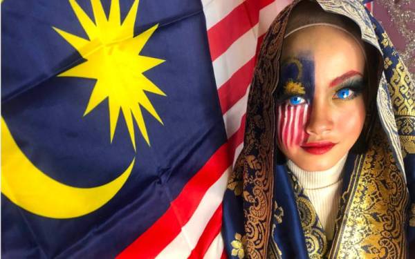 Qaseh Humaira Mohd Harmizi, 15, yang disolek dengan tema Jalur Gemilang oleh ibunya, Faridatul Aswani.