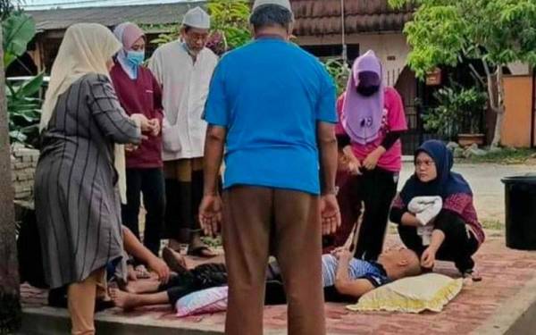 Mangsa yang cedera dikakinya dibantu penduduk yang berada di lokasi semasa kejadian berlaku pada Rabu. Foto Ihsan: FB Satu