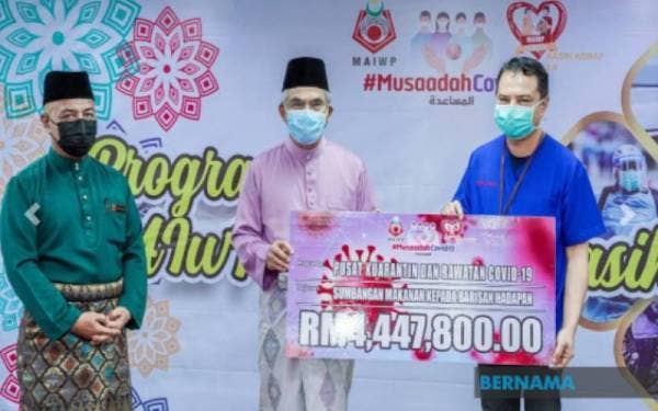 MAIWP serahkan sumbangan kit barangan makanan bernilai RM4,447,800 kepada 15 pusat petugas barisan hadapan.
