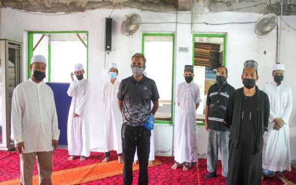 Enam pusat tahfiz di Pasir Puteh berdepan risiko ditutup berikutan institusi tersebut berdepan masalah dana untuk menampung perbelanjaan makan minum serta bayaran bil elektrik dan air.