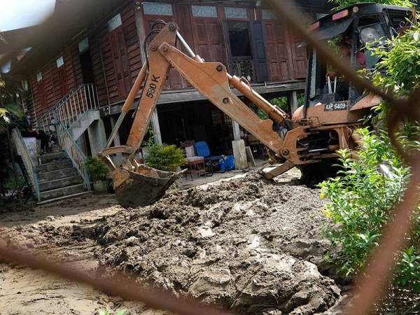 Kerja-kerja pembersihan lumpur akibat banjir kilat 10 hari lepas masih giat dijalankan dari rumah ke rumah ketika tinjauan hari ini.