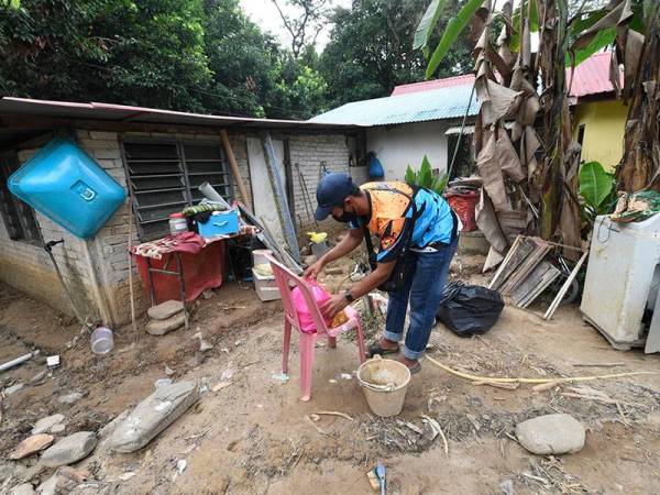 Ahli Persatuan Rekreasi Luar Yan (REKEY) Mohamad Khairul Shafiq Ishak menghantar makanan tengahari untuk mangsa mangsa banjir, hari ini.